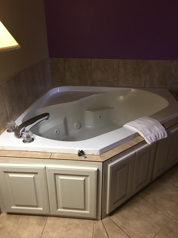 Econo Lodge Inn & Suites Greenbrier Buitenkant foto